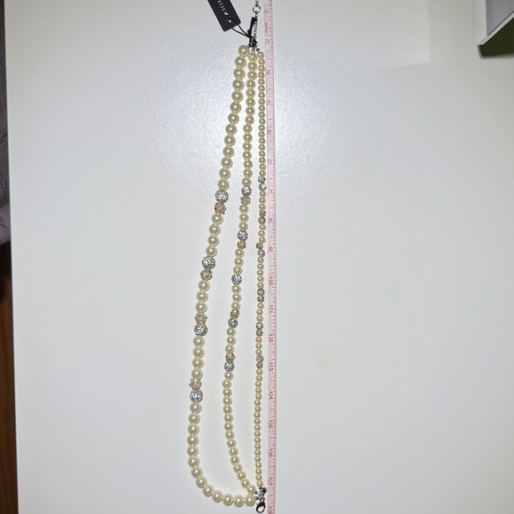 Classic triple-strand faux pearl necklace - Picture 5 of 6